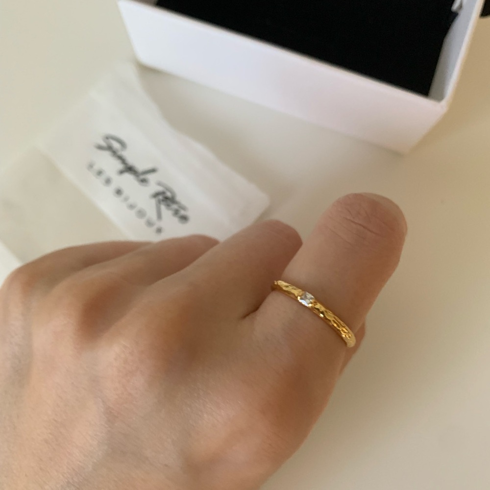 Simple Retro Gold Band Ring with Center Stone - Picture 4 of 4
